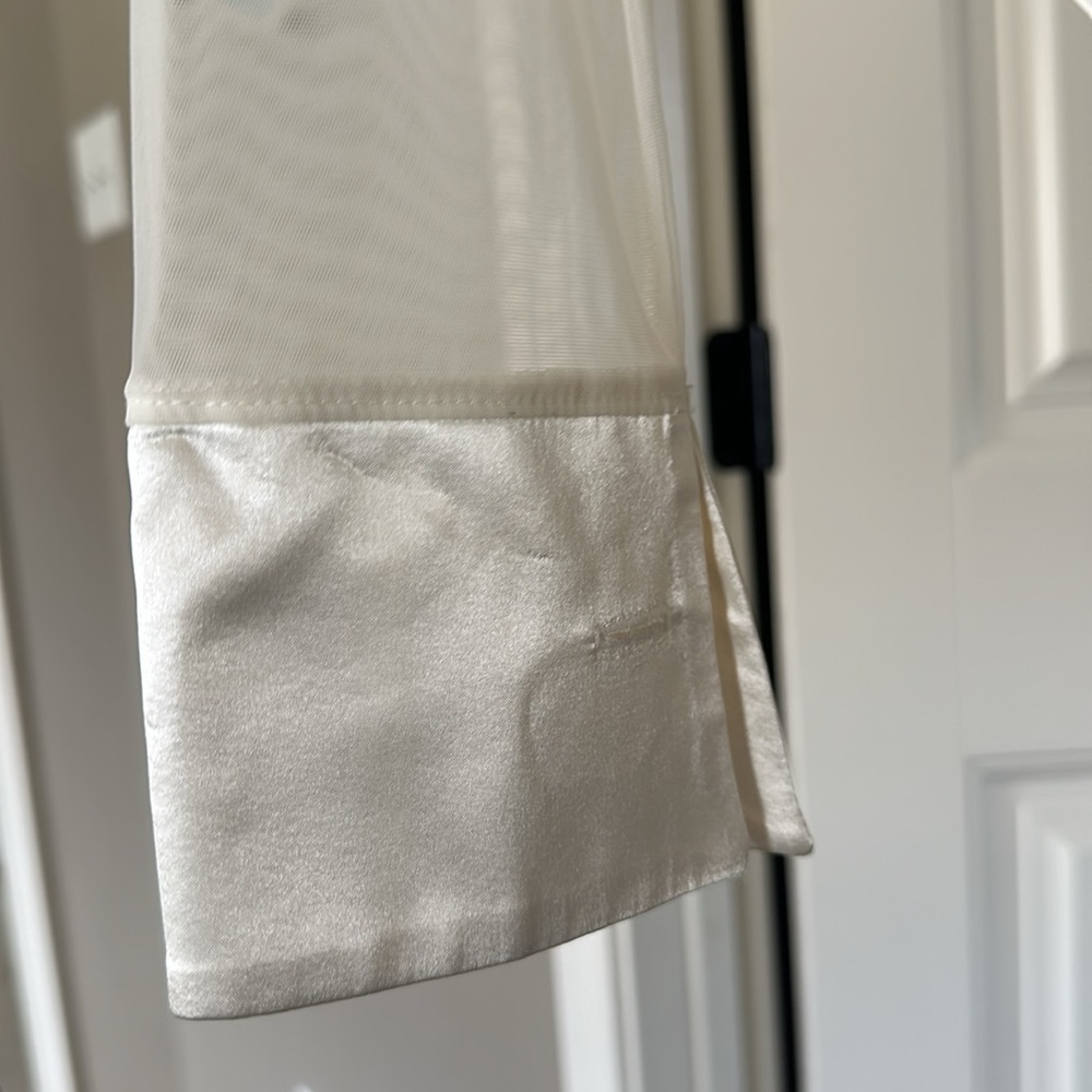 White - Picture 3 of 6